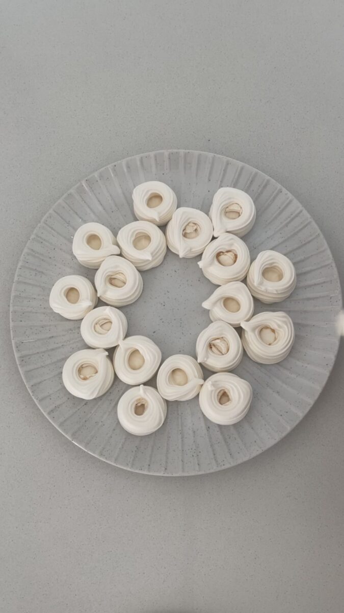 Pull apart pavlova wreath step 1